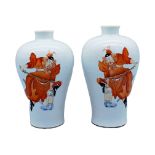 Zwei chinesische Vasen mit feiner Bemalung