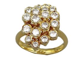 Auffälliger Ring mit Diamanten