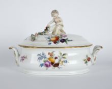 Meissen:  Deckelterrine mit Putto sowie Blüten- und Fruchtdekor