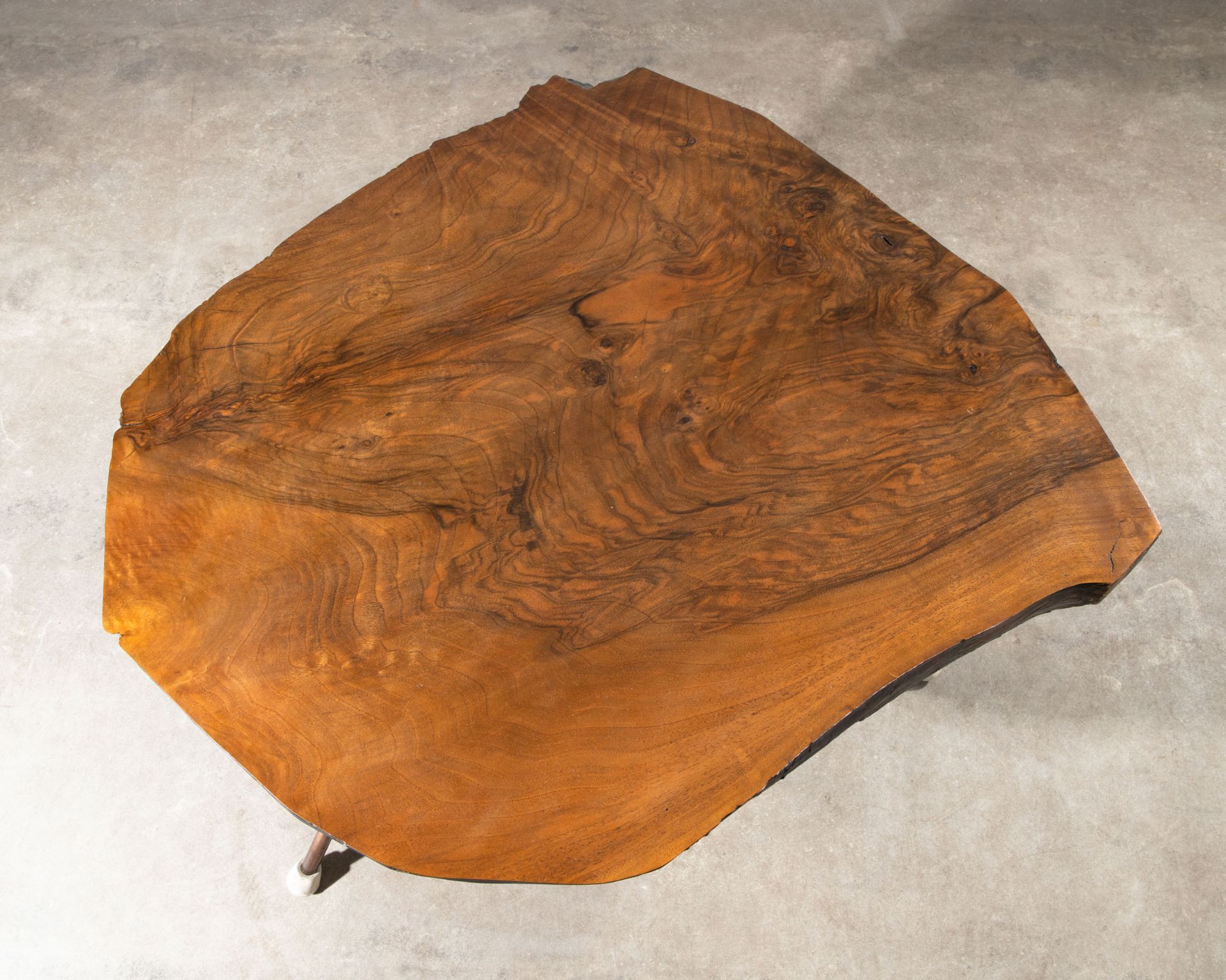 Carl Auböck, Tree Trunk Coffee Table, Baumtisch in Nussholz - Bild 4 aus 7