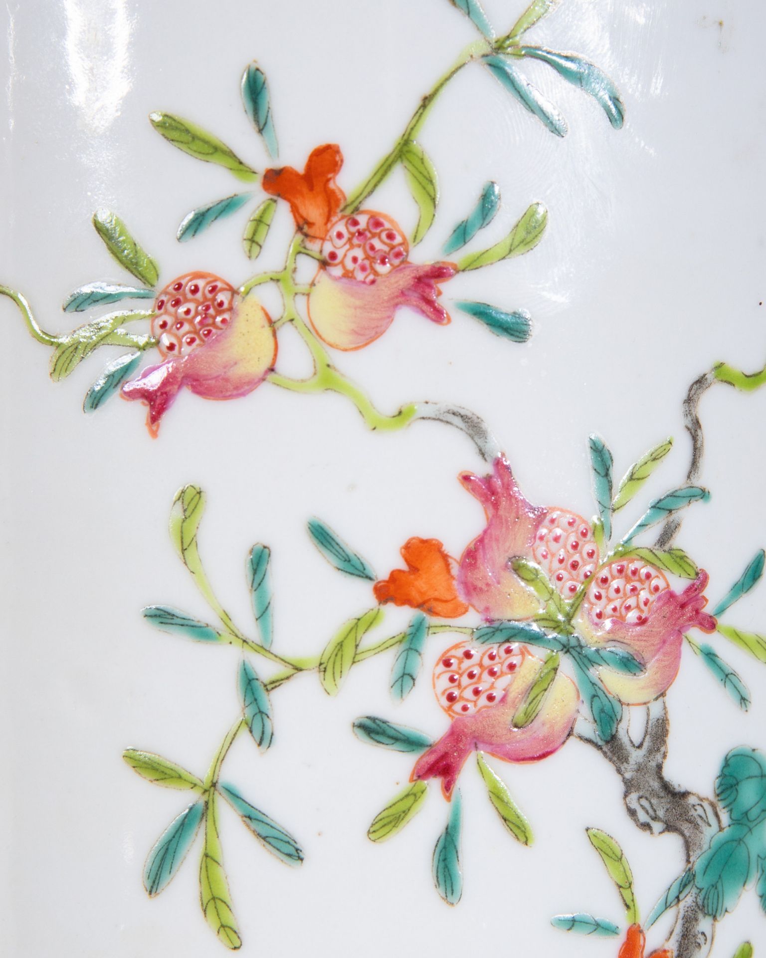 Zwei Famille Rose Pinselbecher mit Fledermäusen, Granatapfelzweigen und Blütenranken - Bild 8 aus 13