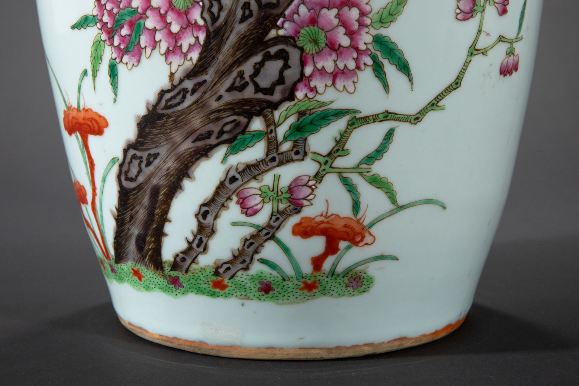 Large Famille Rose Vase with Nine Peaches and Lingzhi Mushrooms - Image 3 of 10