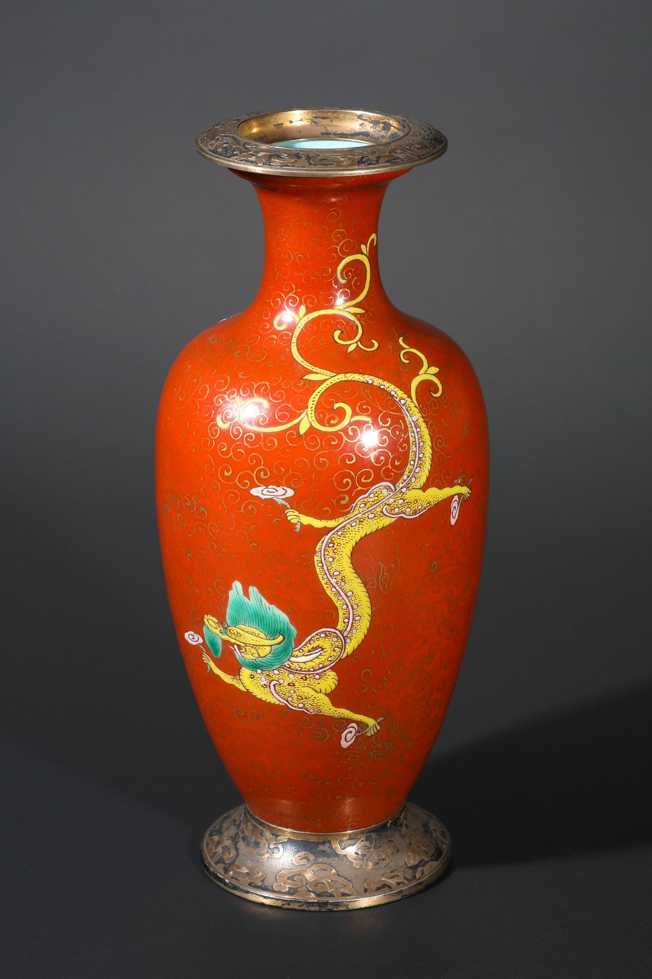 Vase mit gelbem Drachen und Montierung