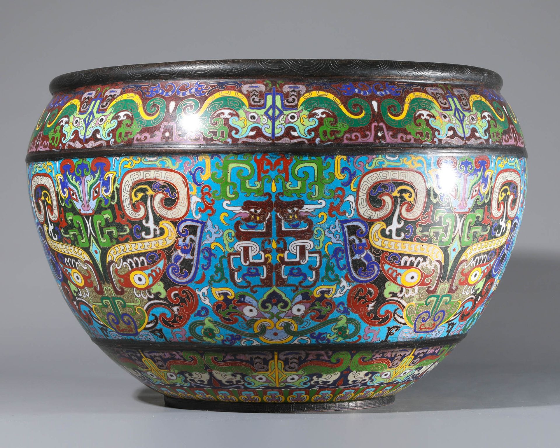 Large Cloisonné bowl with Taotie masks and tendrils - Image 4 of 7