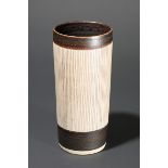 Lucie Rie, Sgraffito Bechervase mit Manganglasur