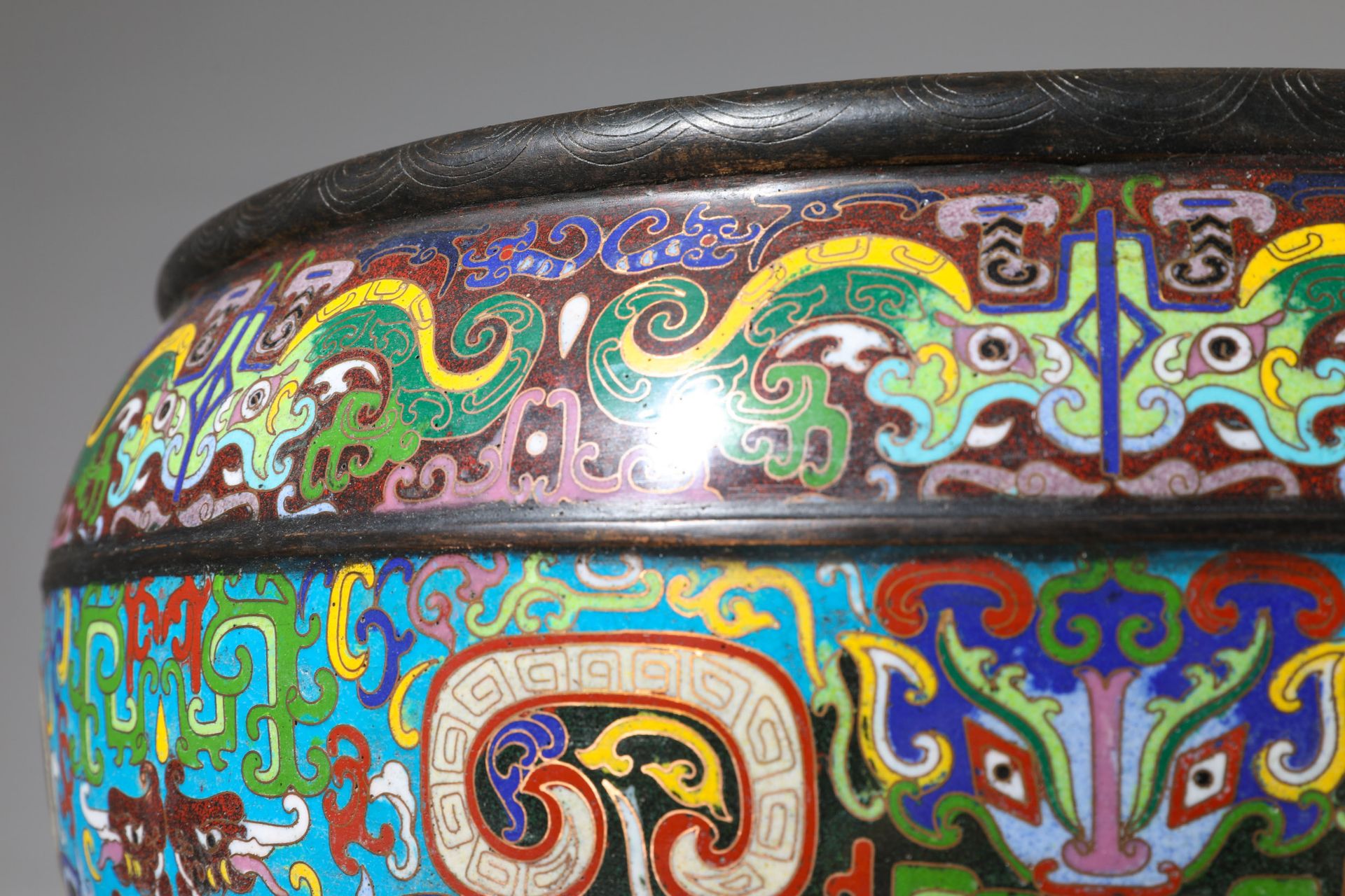 Large Cloisonné bowl with Taotie masks and tendrils - Image 3 of 7