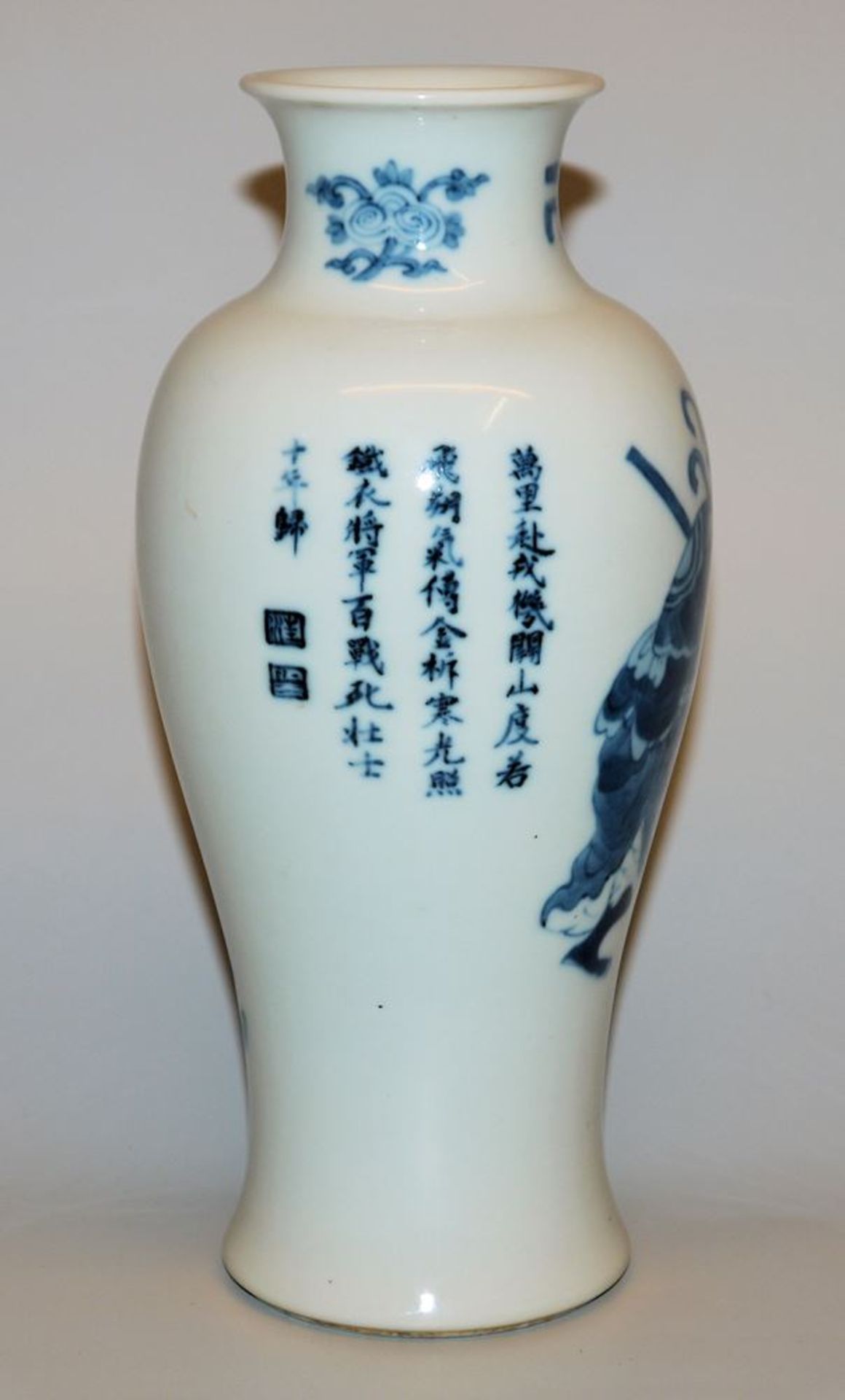 Blauweiß-Balustervase mit kriegerischer Szene, China 20. Jh. - Bild 2 aus 3