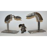 Rolf Hamleh, Stelzvögel, zwei humorvolle Metallplastiken & Monogrammist, Sitzende mit Hut, Bronze
