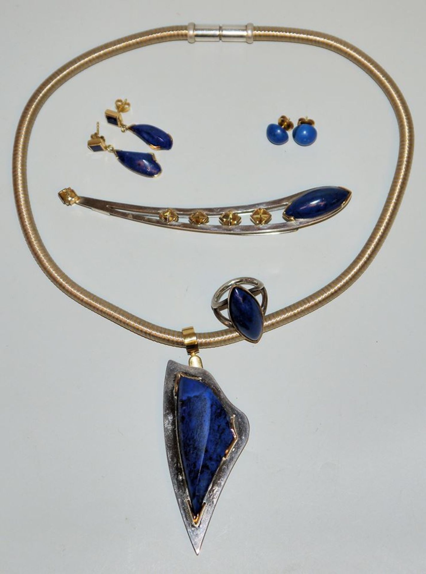 Designer necklace, ring, brooch and matching 2 pairs of earrings with lapis lazuli and citrine, gol