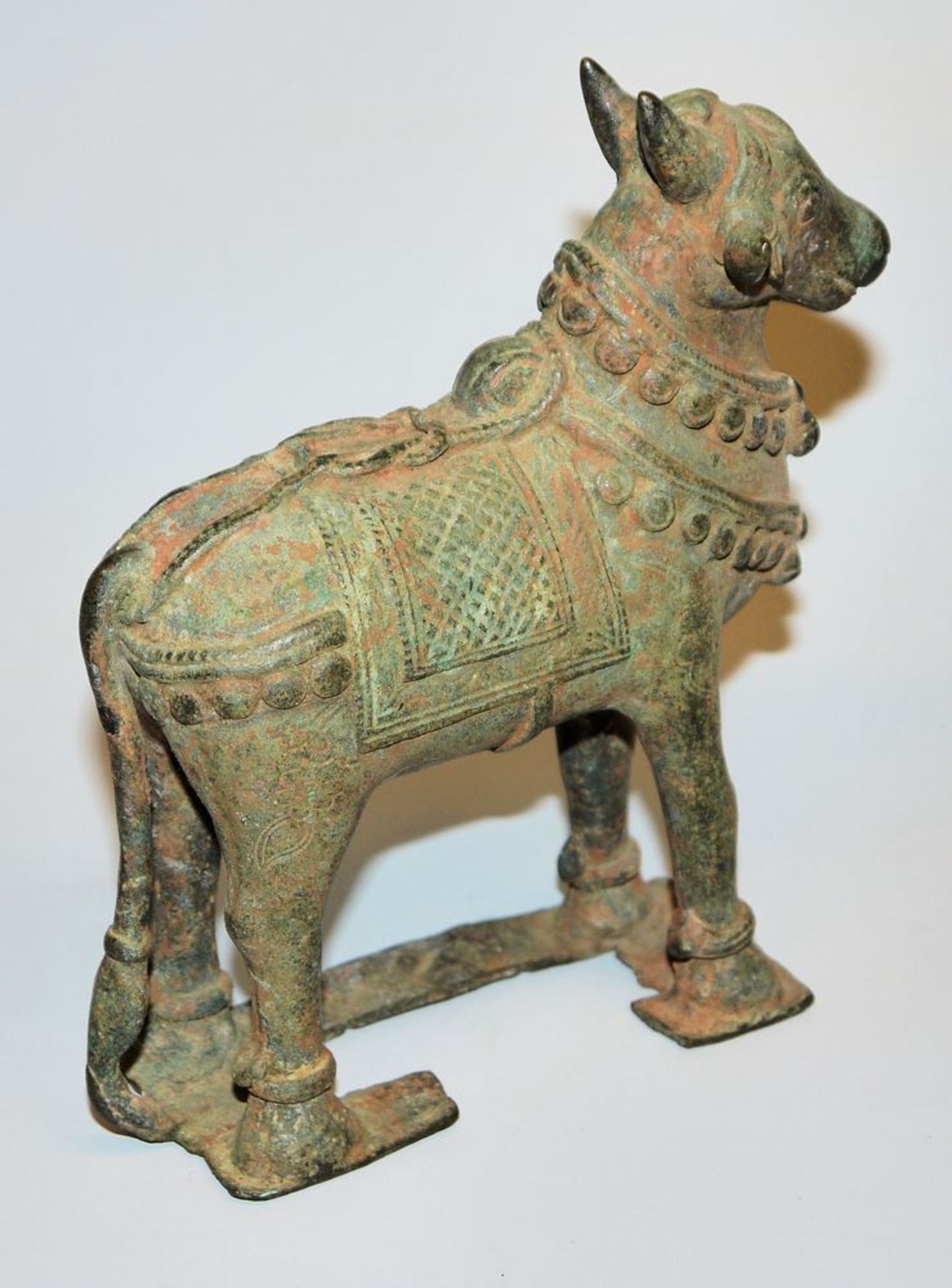 The bull Nandi, bronze sculpture from Tamil Nadu, South India, probably 18th century or earlier - Image 2 of 2