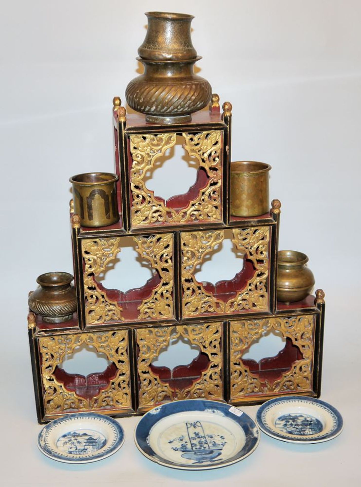 Chinesisches Tischregal, drei Porzellanteller und sechs indische Wassergefäße aus Messingbronze