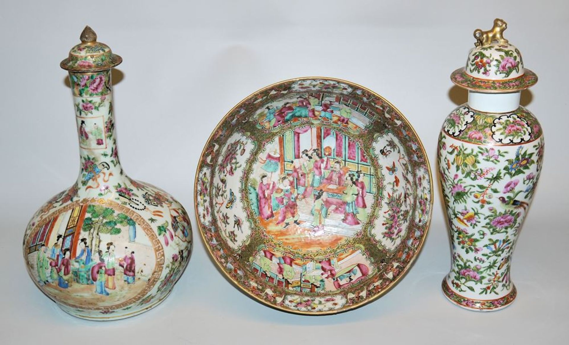 Zwei Vasen und eine Schale im Kanton-Stil, China 19. & 20. Jh.