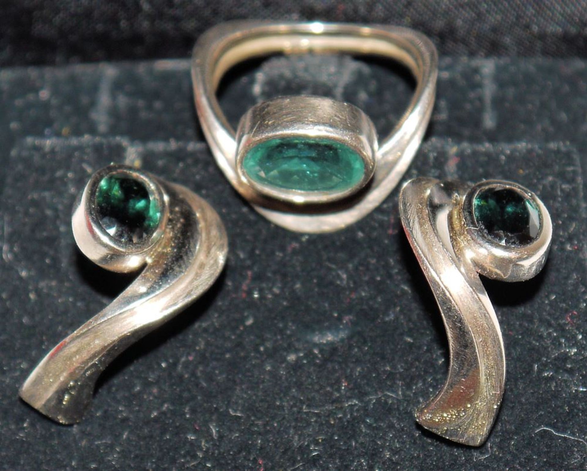 Ring and pair of earrings with tourmaline, gold