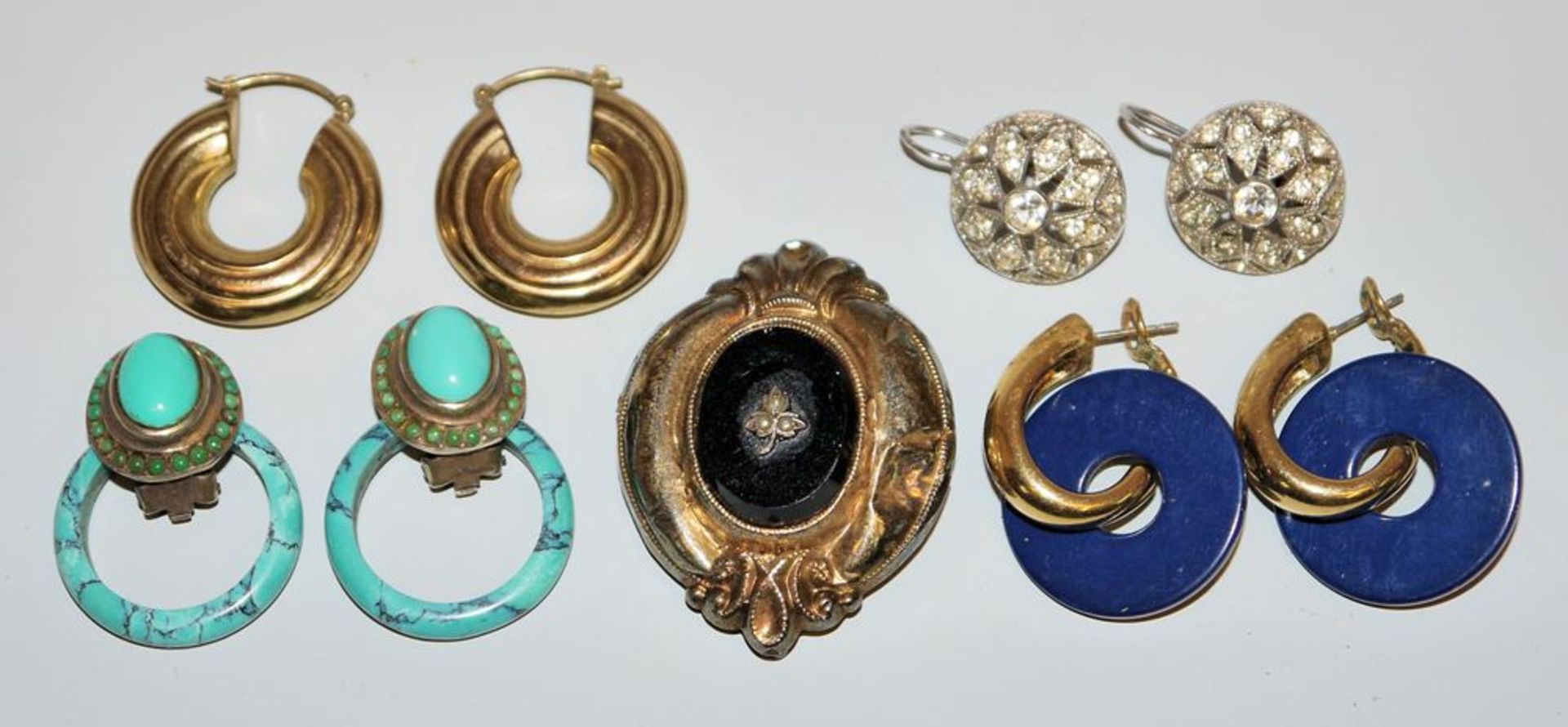 Four pairs of earrings and a Biedermeier foam gold brooch