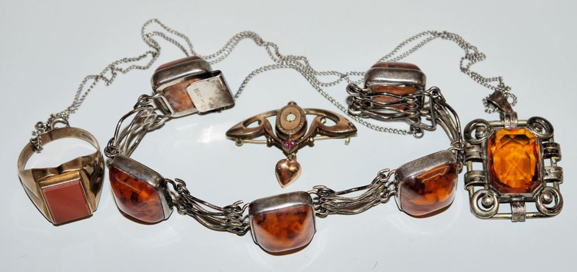 Four pieces of early 20th century jewellery