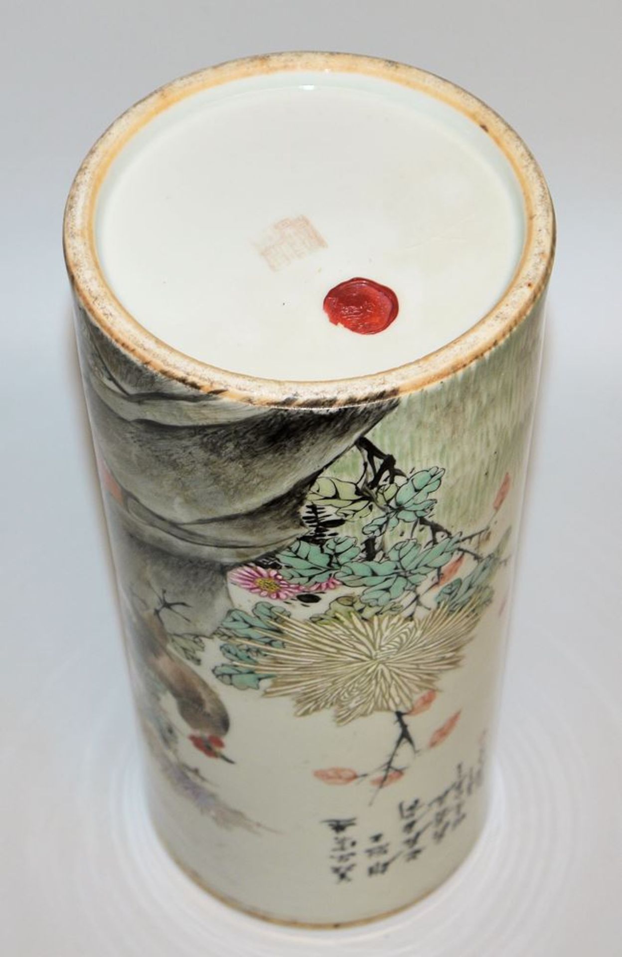 Porzellan-Pinselbecher mit Hahn auf Felsen, Republik-Zeit, China, Anfang 20. Jh. - Bild 3 aus 3