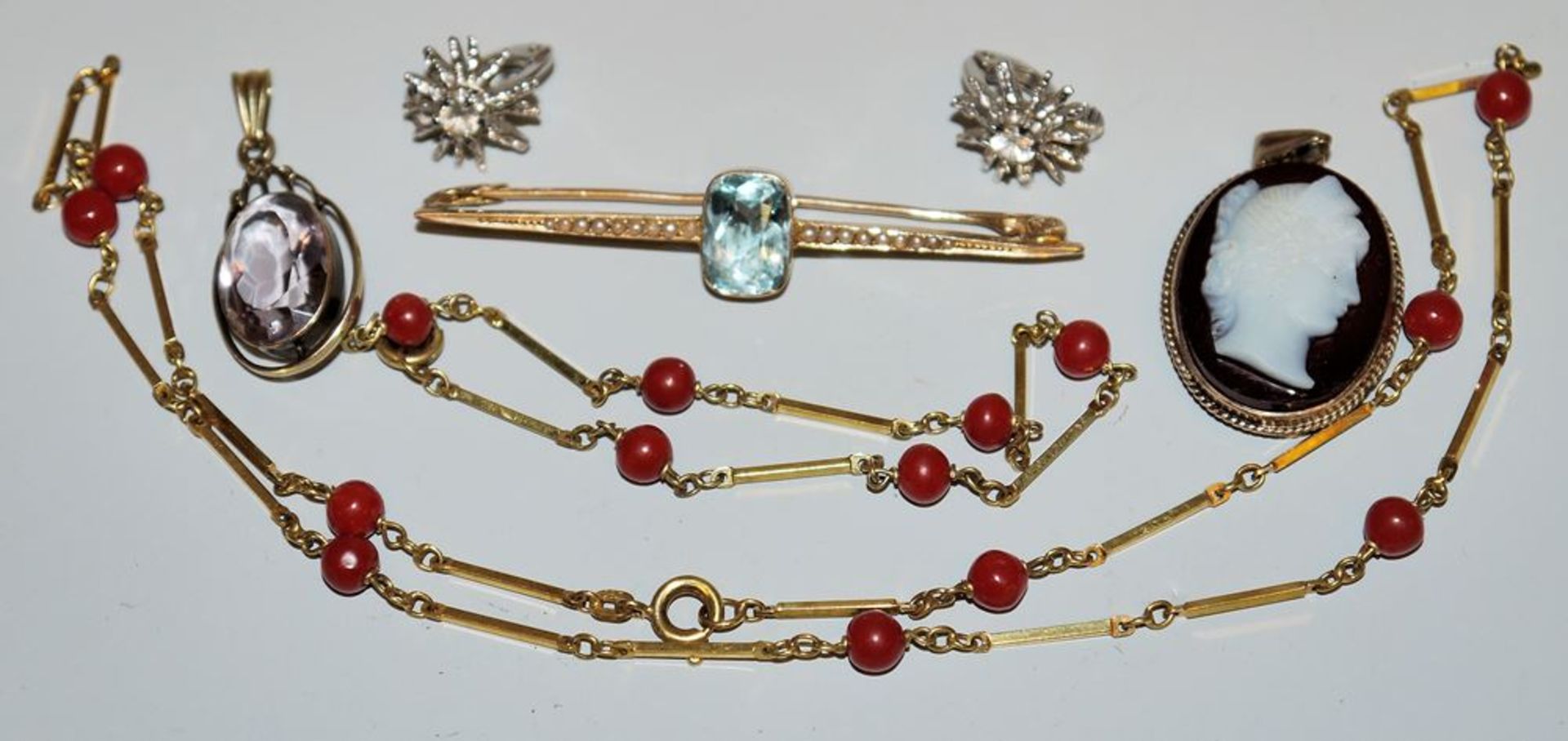 Collection of gold jewellery from the late 19th century