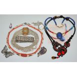 Sammlung Silberschmuck mit Farbsteinen, Korallen, Perlen usw. ab 1900, dazu zwei Colliers "Skarabäu