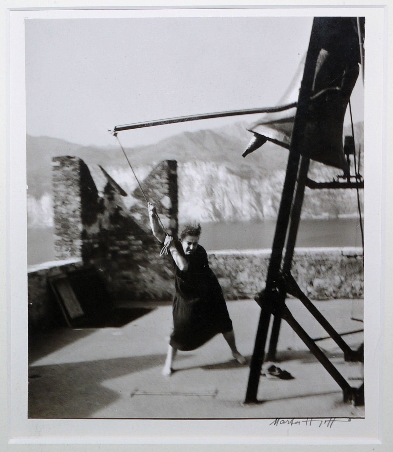 Marta Hoepffner, Glöcknerin in Malcesine, signierte s/w Fotografie von 1954, gerahmt - Bild 2 aus 3