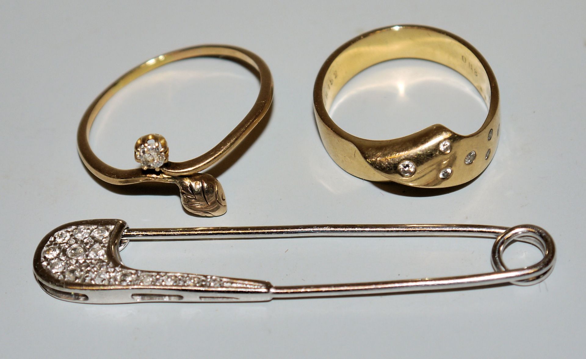Schlangenring mit Diamant um 1900, Bandring mit Brillanten & Sicherheitsnadel-Brosche mit Brillante