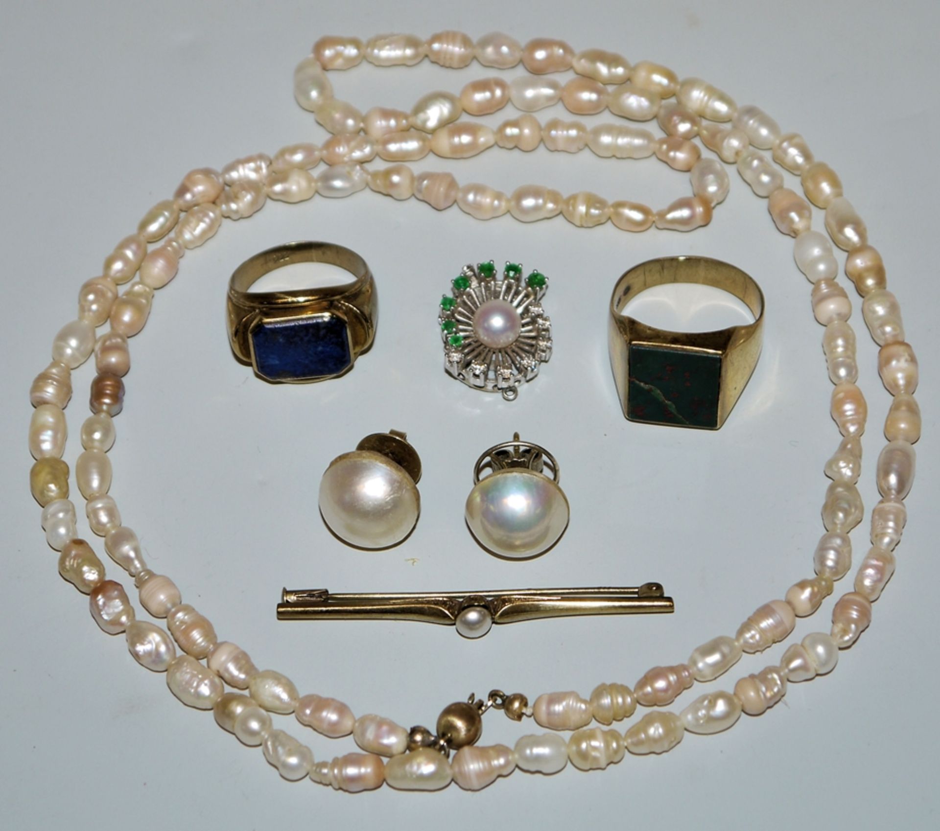 Sammlung Perlenschmuck, Kettenschließe mit Brillanten u. Smaragden & zwei Herrenringe, Gold