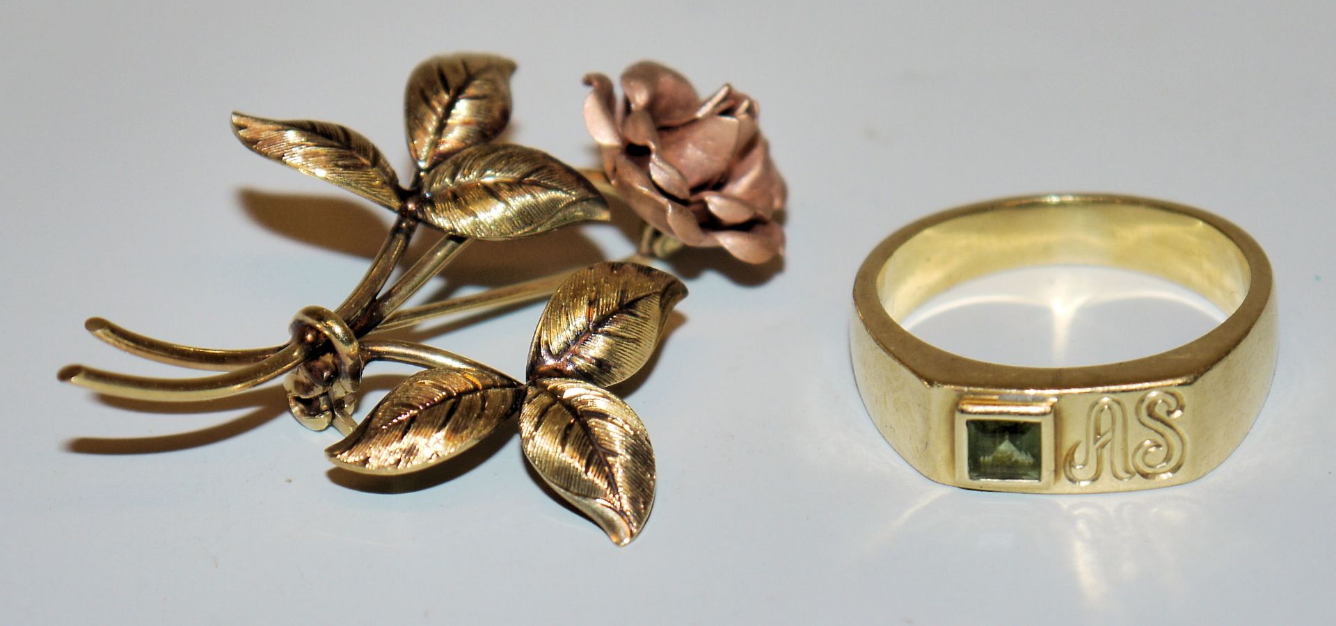 Rosenbrosche u. Ring mit Farbstein, Gold