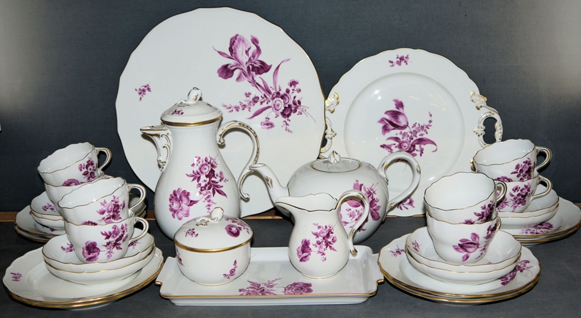 31-piece coffee and tea service with floral painting in purple Camaieu, Royal Meissen 20th century.