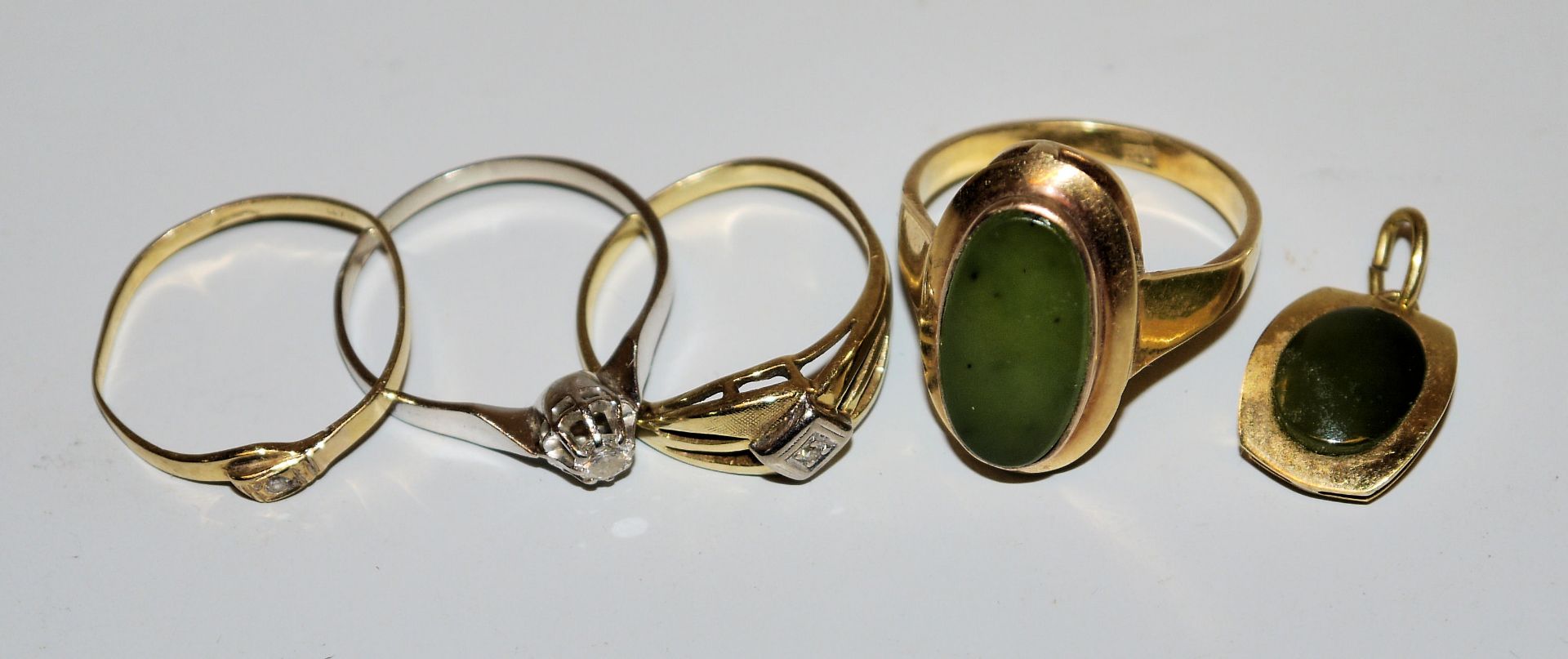 Jade-Ring mit Anhänger, 2 Brillantringe und Ring mit Stein, Gold