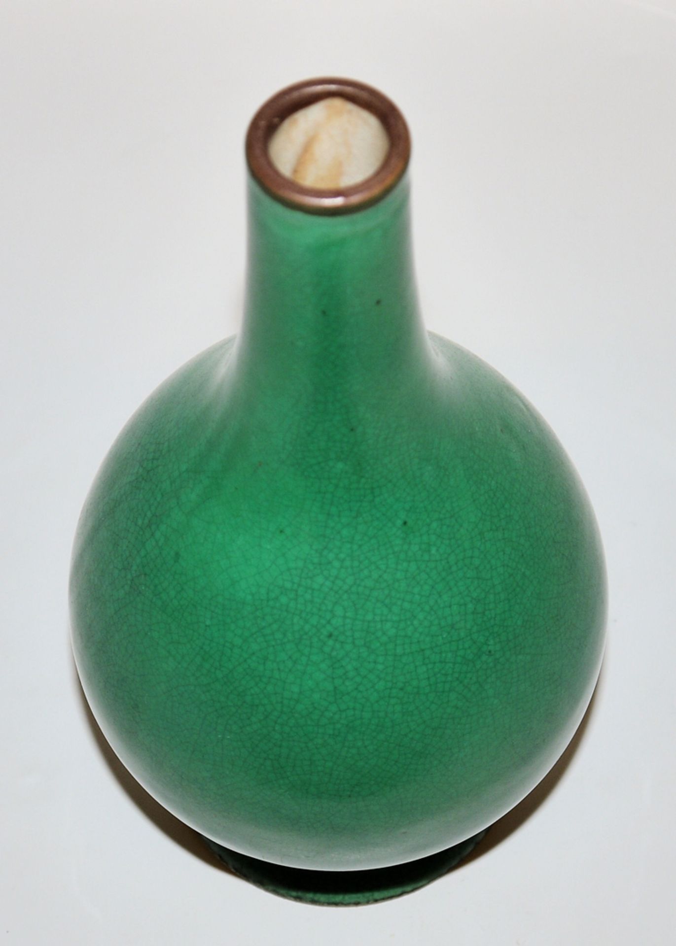 Bottle vase with apple-green glaze, late Qing period, China 19th century - Image 3 of 3