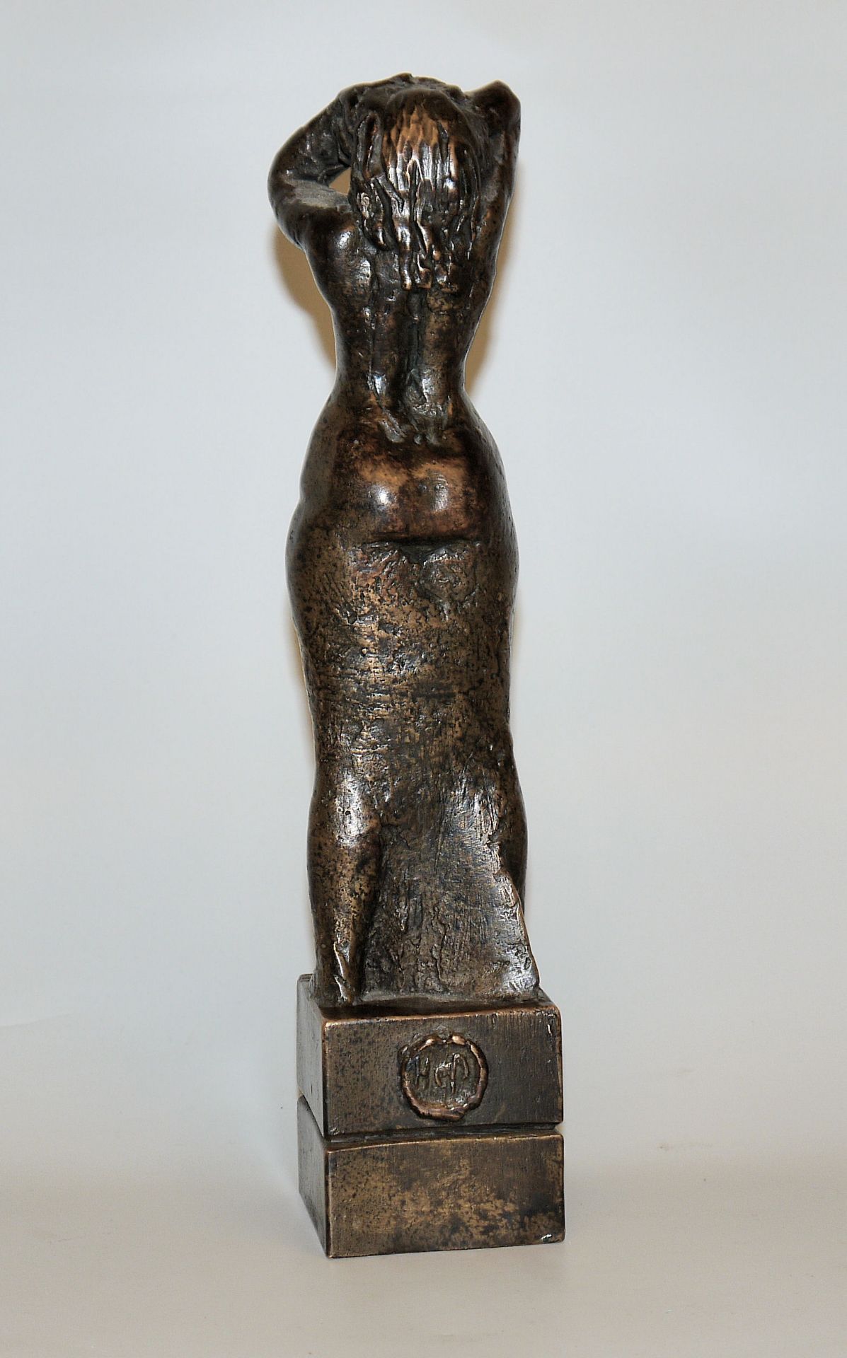 Richard Heß, Young woman in a hip scarf, bronze sculpture - Image 2 of 2