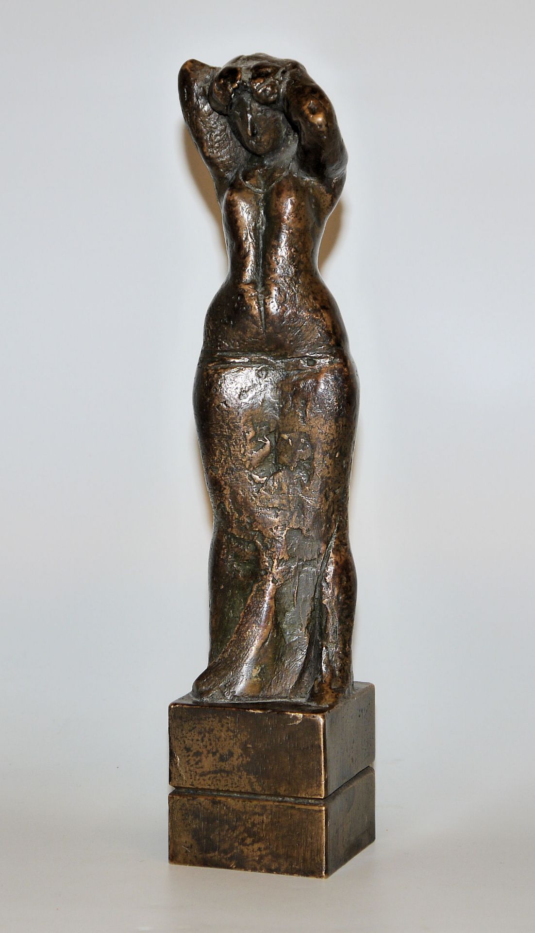 Richard Heß, Young woman in a hip scarf, bronze sculpture