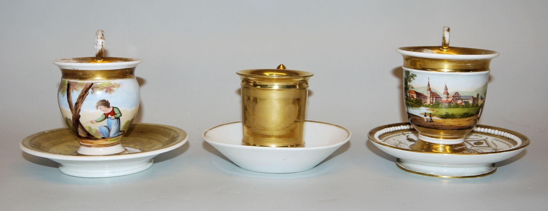 Three Biedermeier porcelain cups, 2 x portrait cups & two porcelain boxes, Paris, 19th cent. - Image 2 of 2