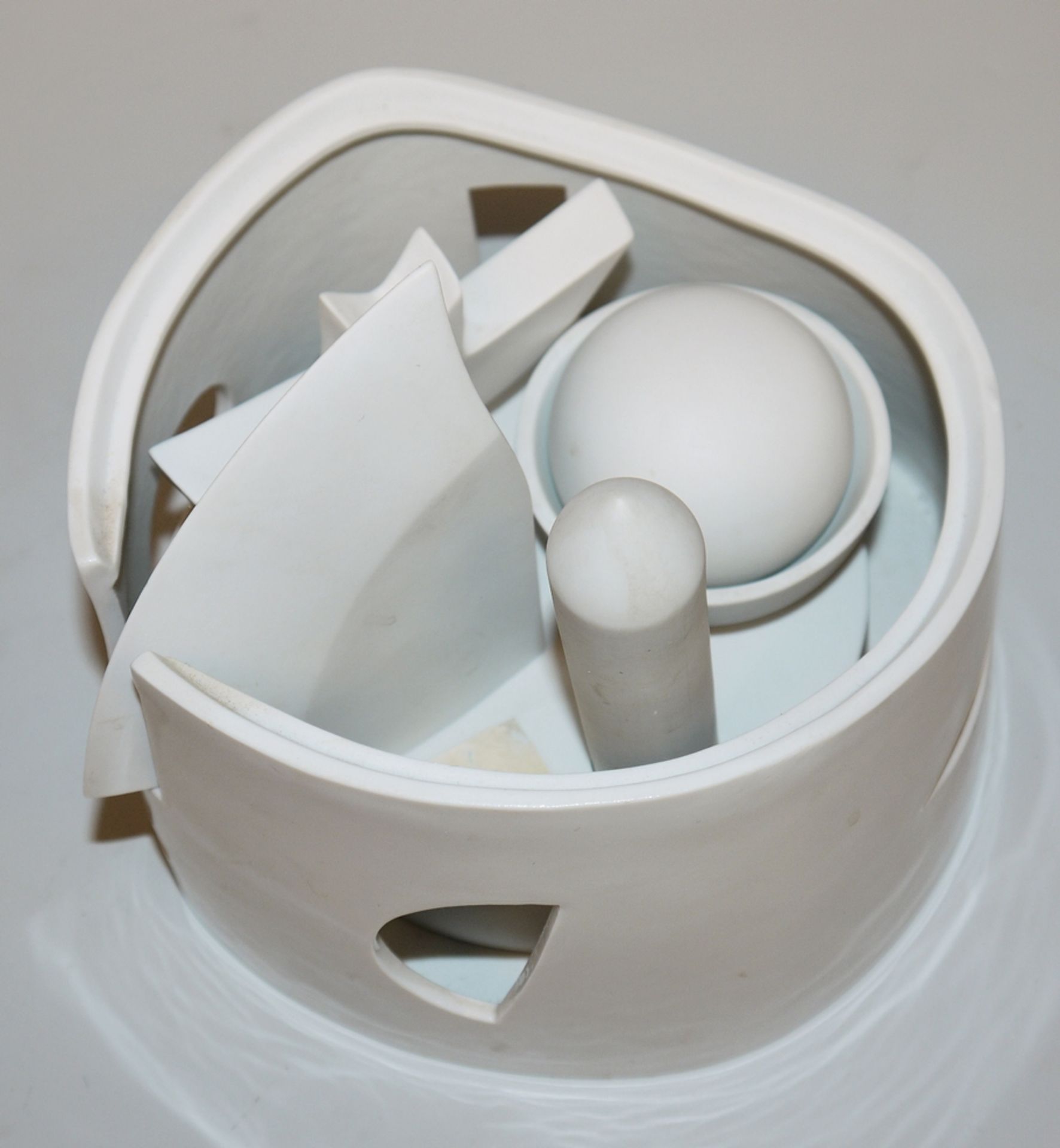 Wolfgang Bier, porcelain sculpture "Helmet with Interior" from 1988 for Goebel, Oeslau, signed - Image 2 of 2
