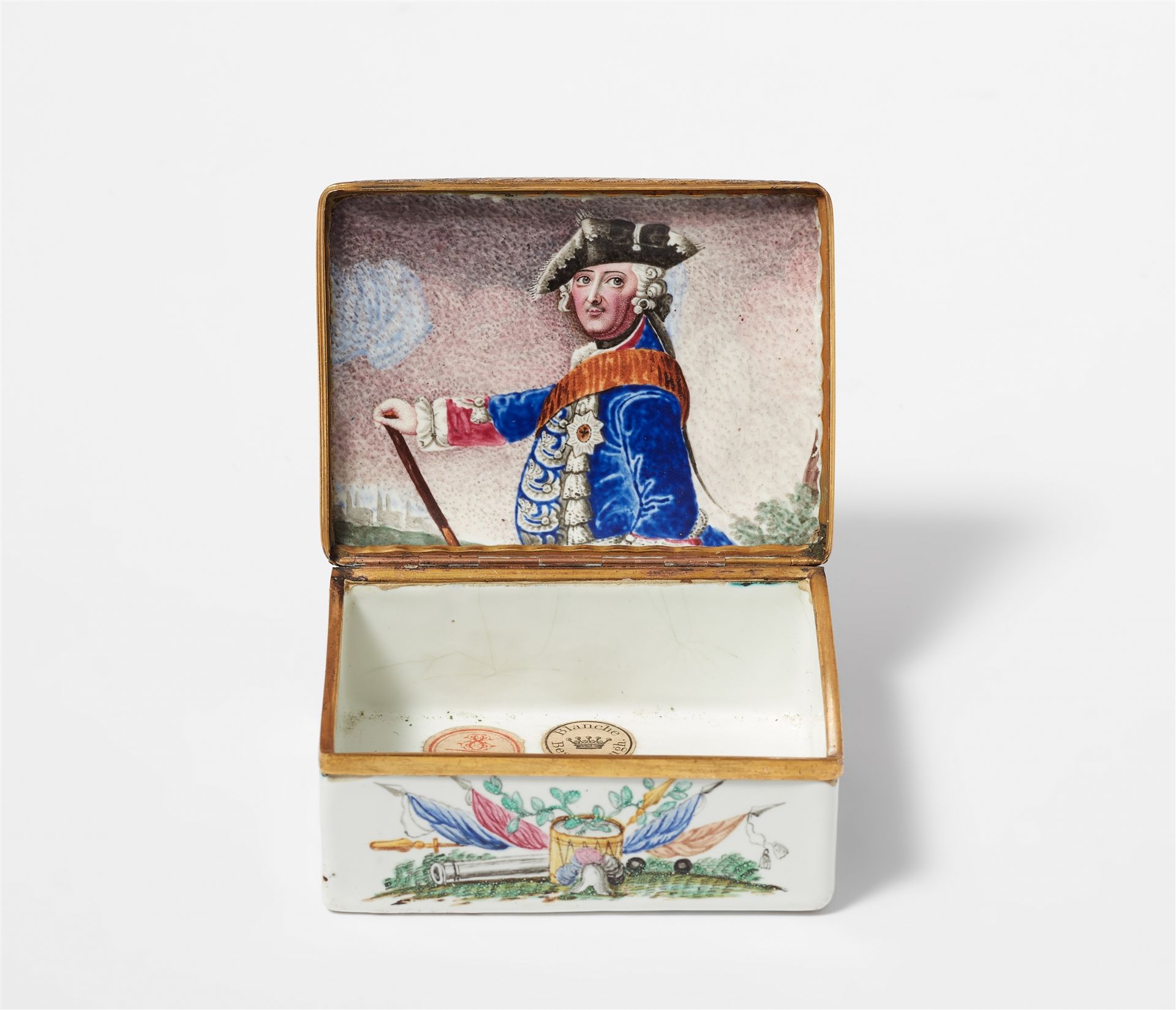 A Berlin enamel snuff box with war trophy motifs - Image 8 of 10