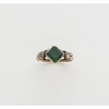 Historischer Ring mit Smaragdcarré