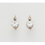 Paar Ohrringe mit Diamantsolitären