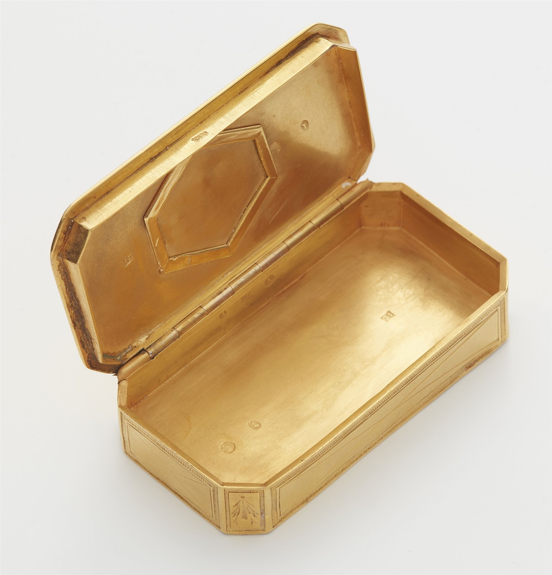 A Neoclassical Galician 20k gold snuffbox. - Image 2 of 6