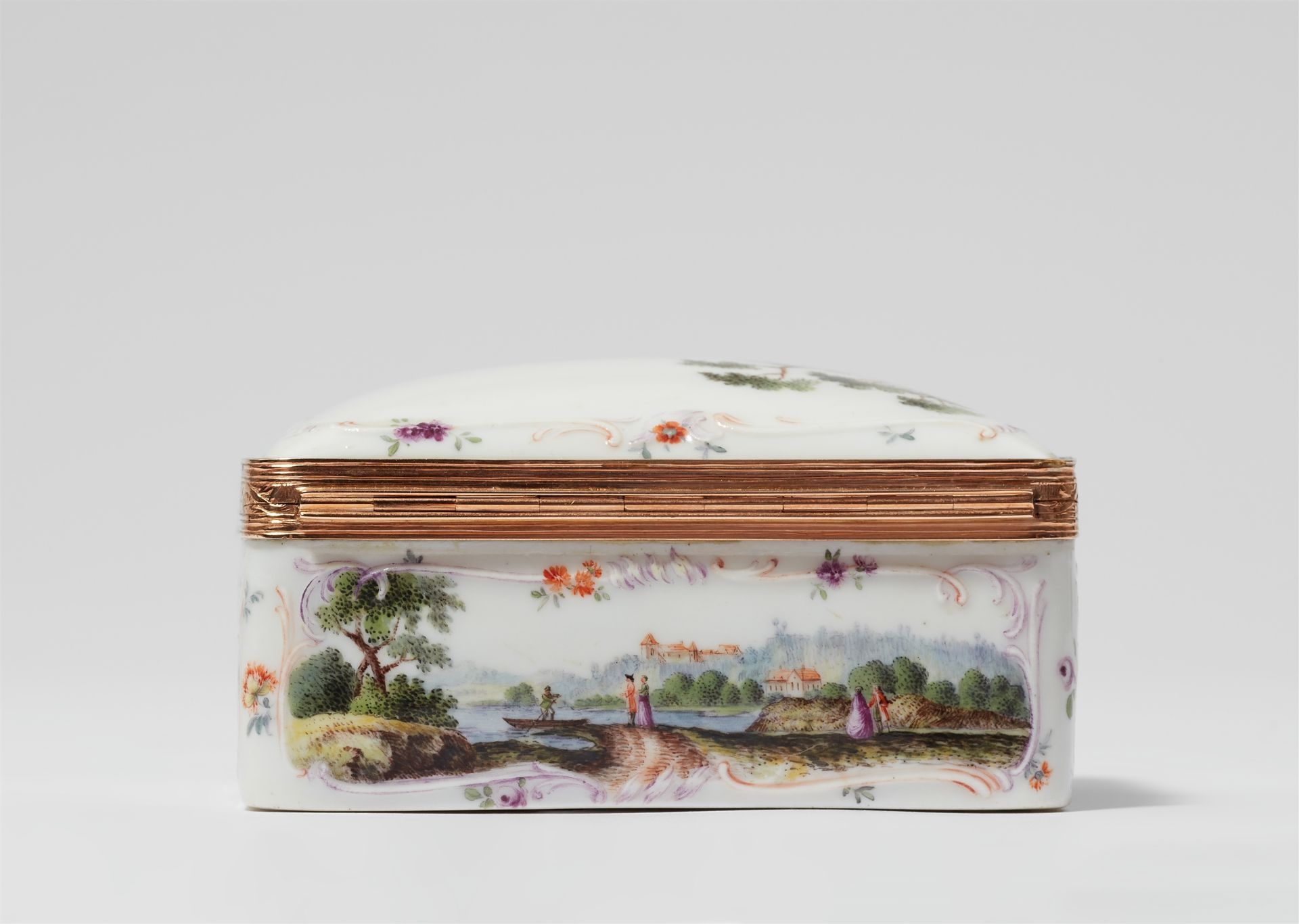 A Meissen porcelain snuff box with landscapes - Image 4 of 9