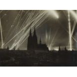 Anonym, Leuchtspurmunition, schießende Flak und Scheinwerfer während eines Fliegerangriffs auf Köln