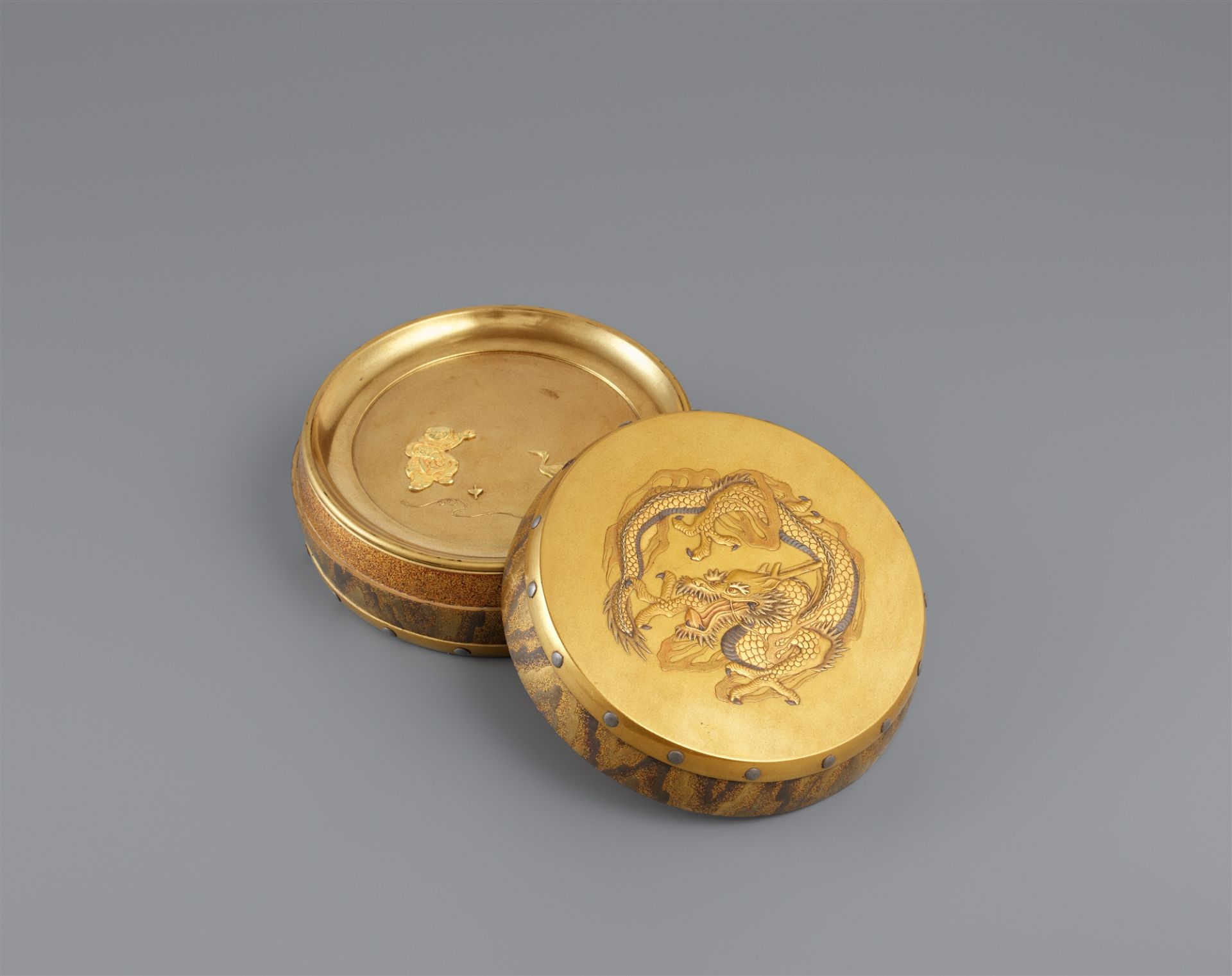 A round gold lacquer box. 19th century