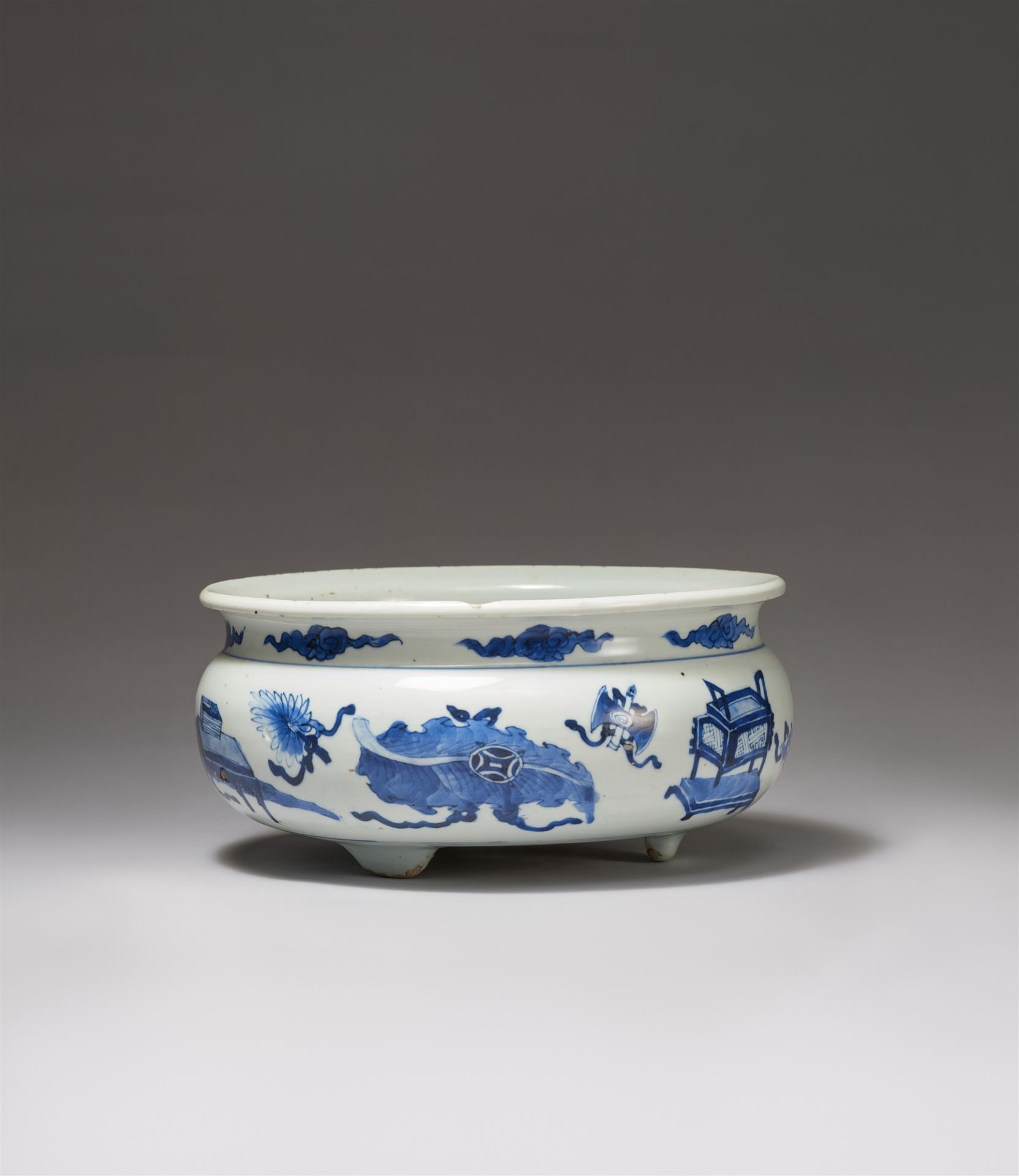 A blue and white tripod incense burner. Kangxi period (1662-1722) - Image 2 of 3