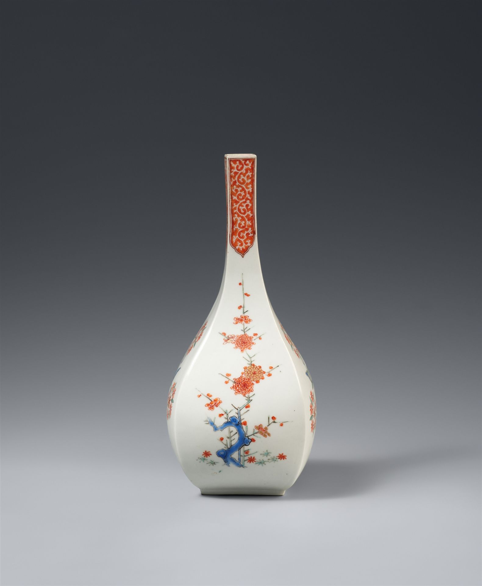 A four-sided Kakiemon bottle. Arita. Ca. 1670-1690