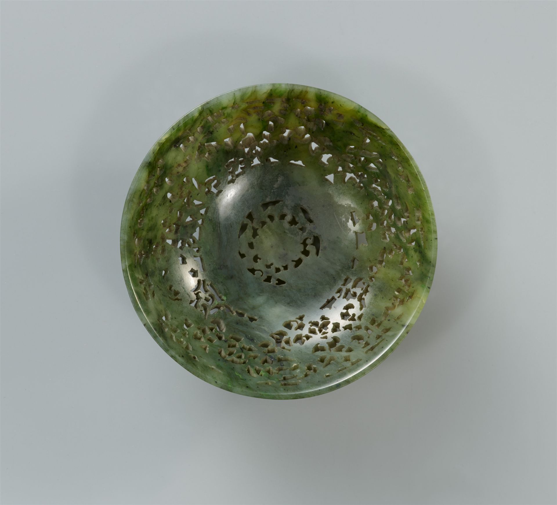 A spinach-green jade cover of a bowl. 18th/19th century - Image 2 of 2