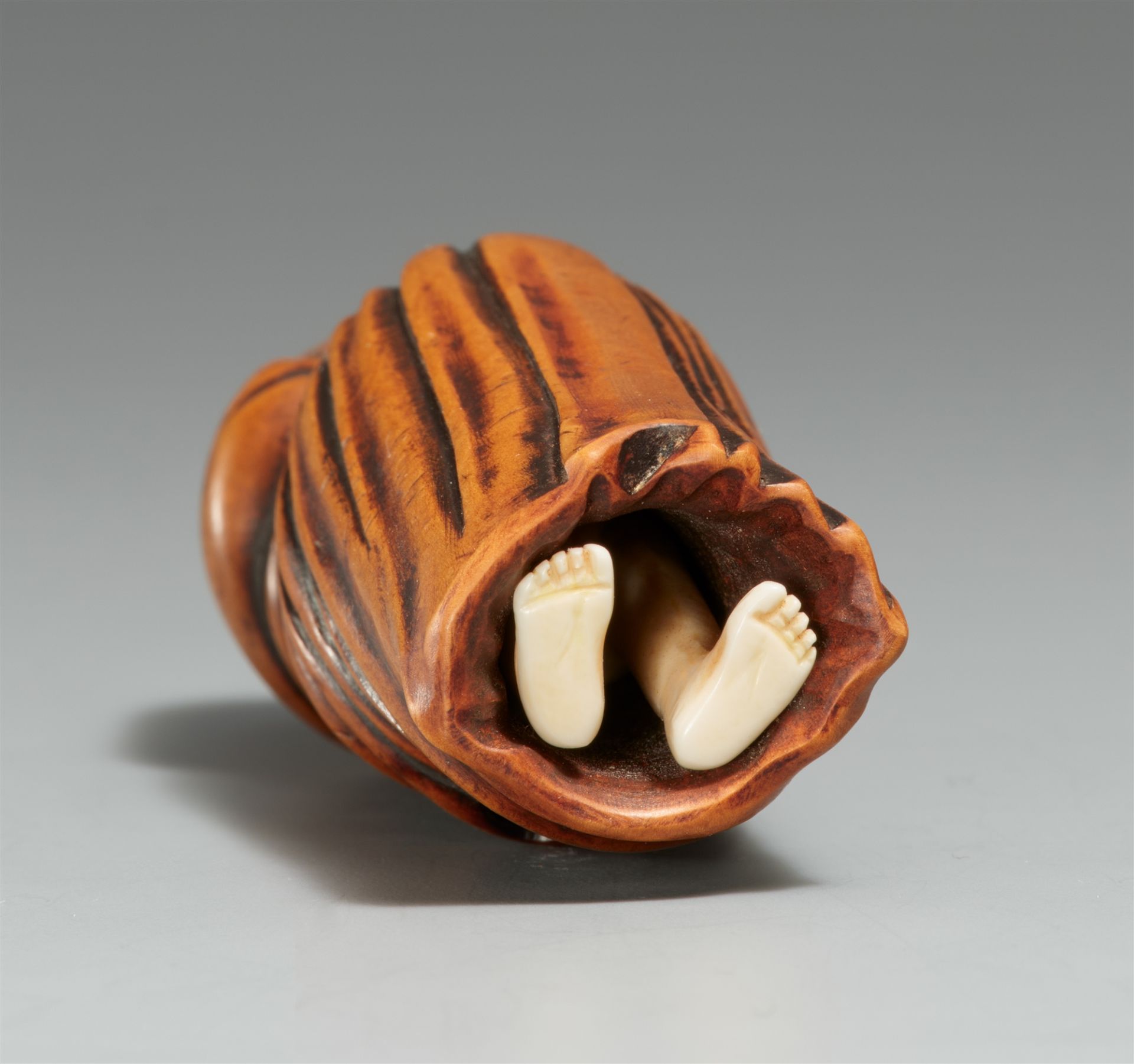 A boxwood and ivory shunga netsuke. 19th century - Image 2 of 3