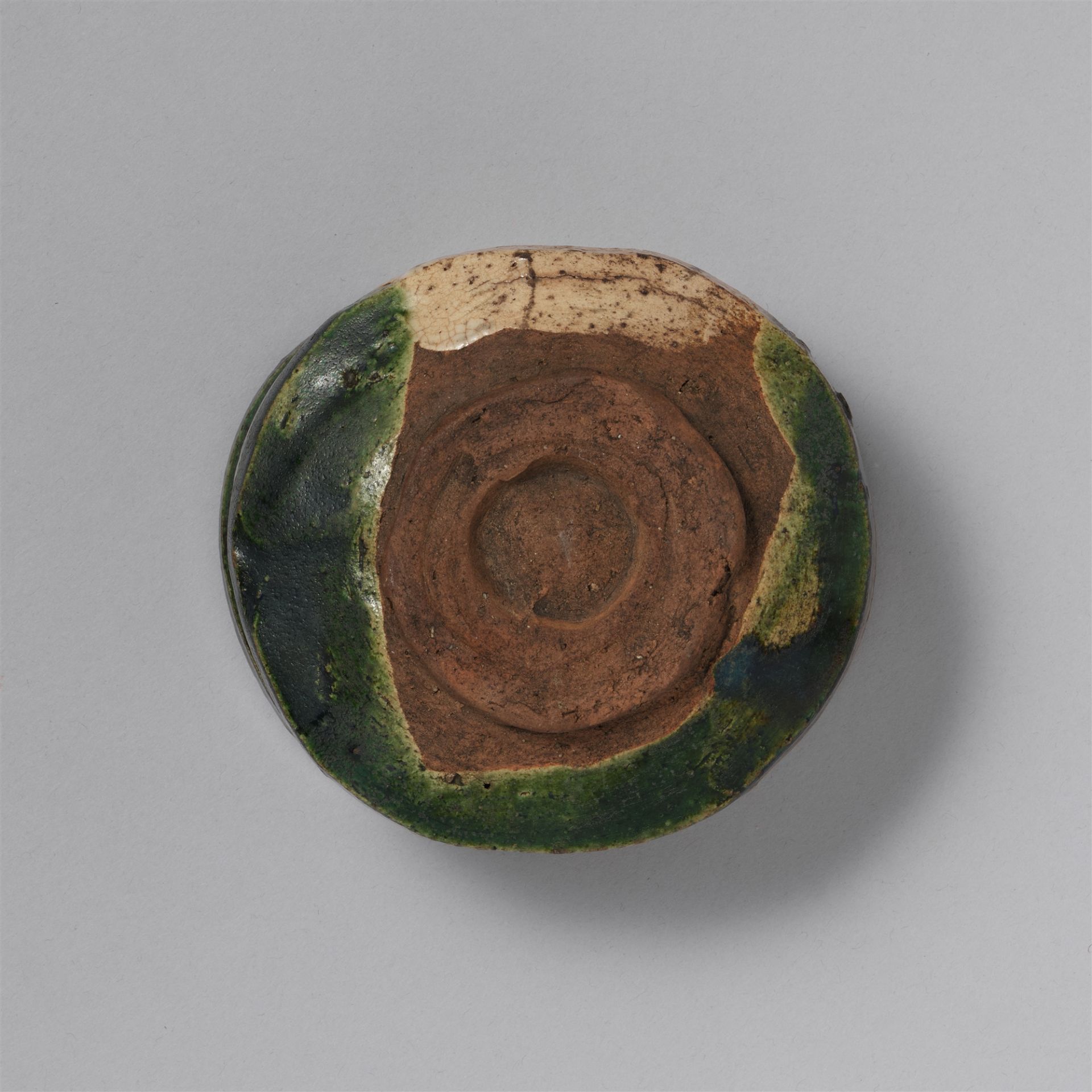 An Ao-Oribe kutsugata-type chawan. Mino area. Edo period, late 17th/18th century - Image 2 of 2