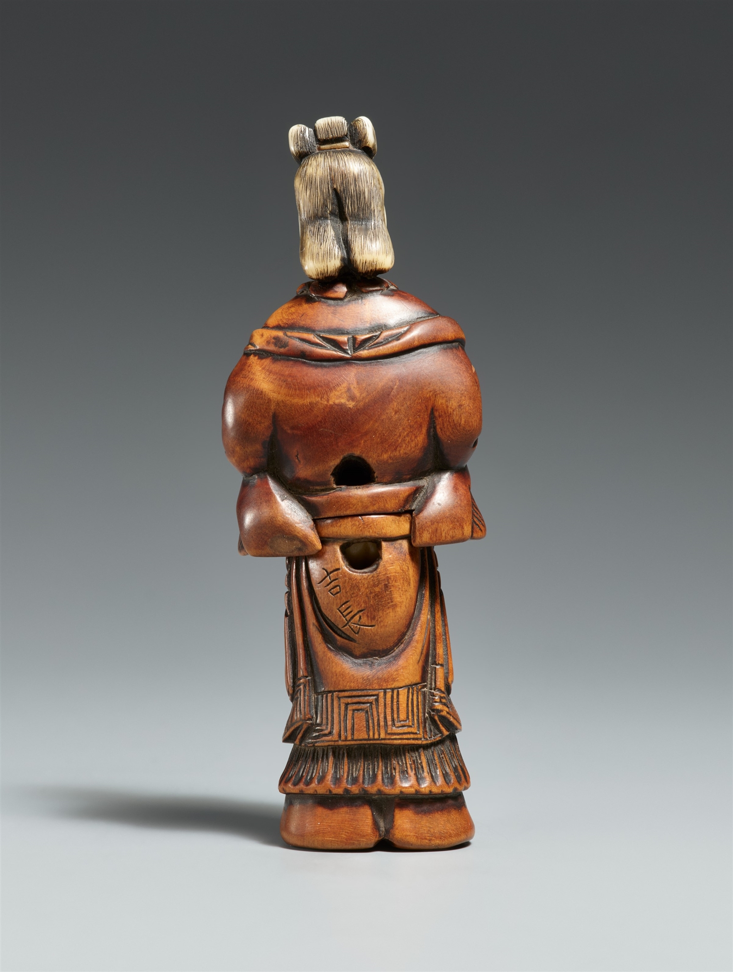 A boxwood and ivory shunga netsuke of Seiôbô. 19th century - Image 2 of 5