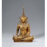 Großer, sitzender königlich geschmückter Buddha Shakyamuni. Bronze, über Schwarzlack vergoldet und S