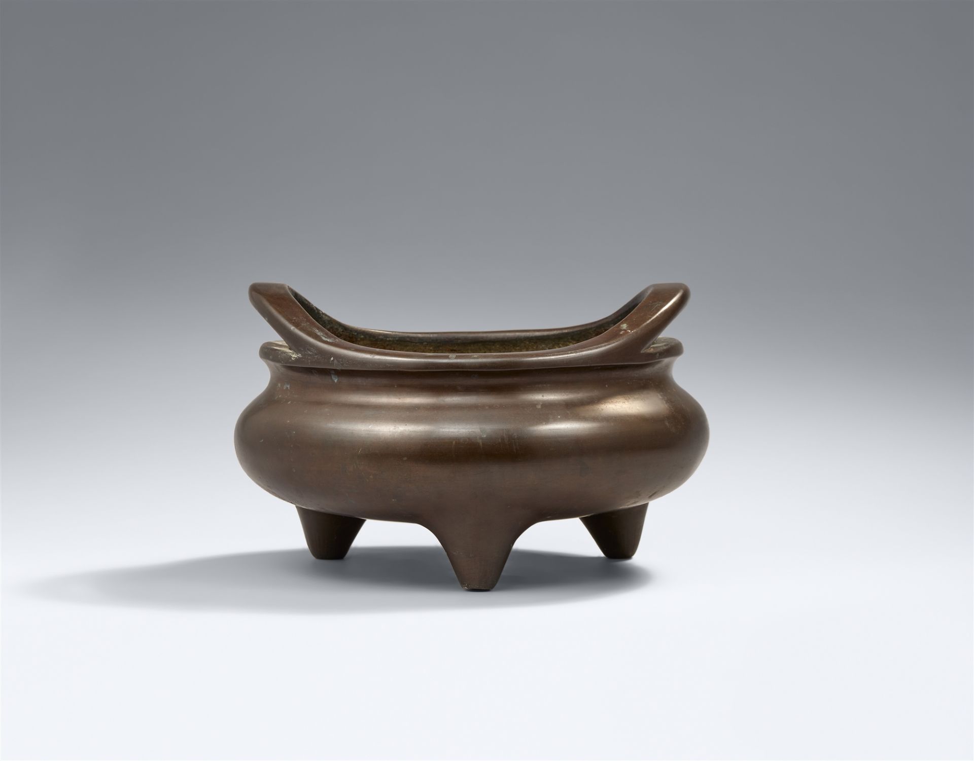 A large bronze incense burner. Qing dynasty