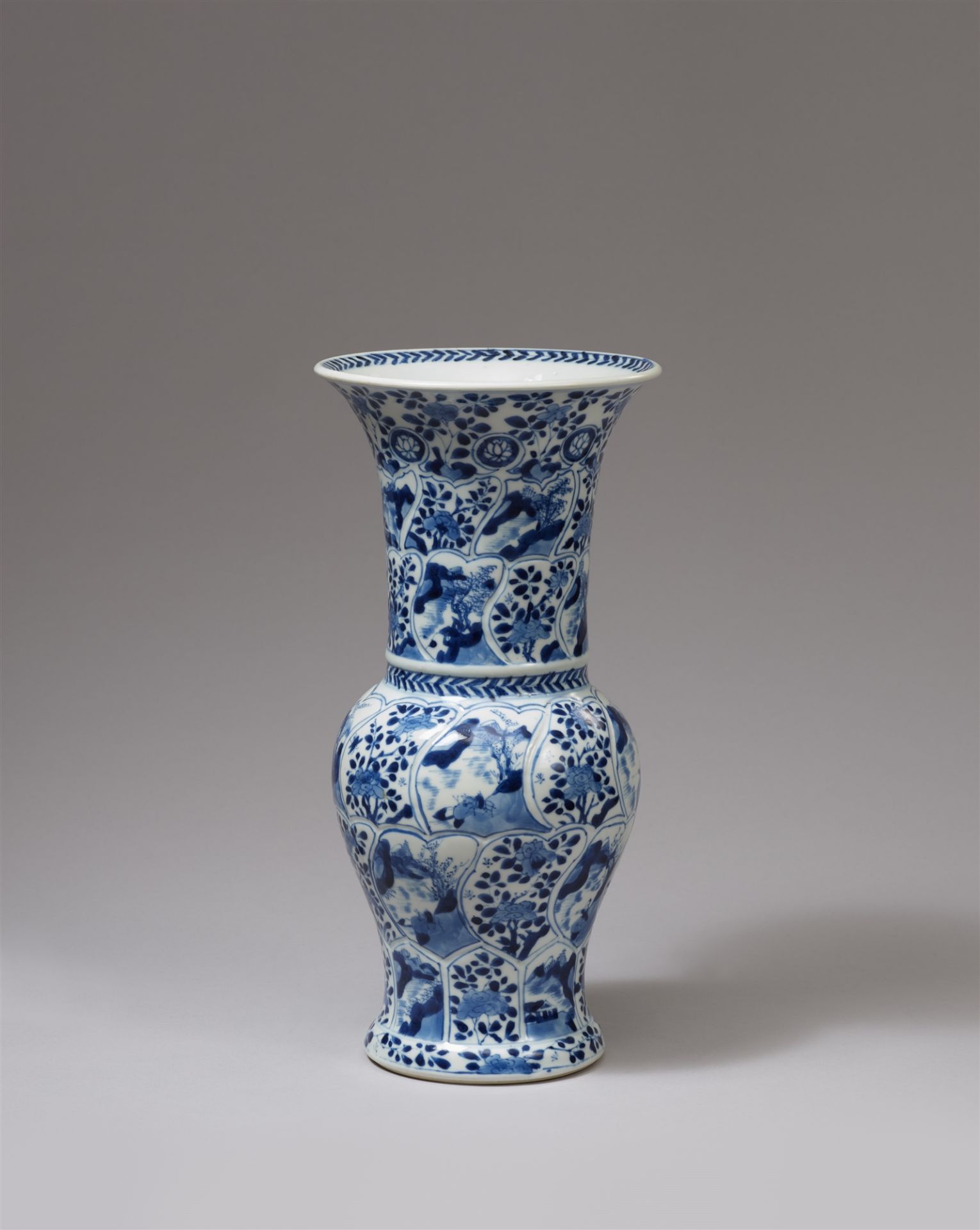 A small yenyen vase. Kangxi period (1662-1722) - Image 2 of 2