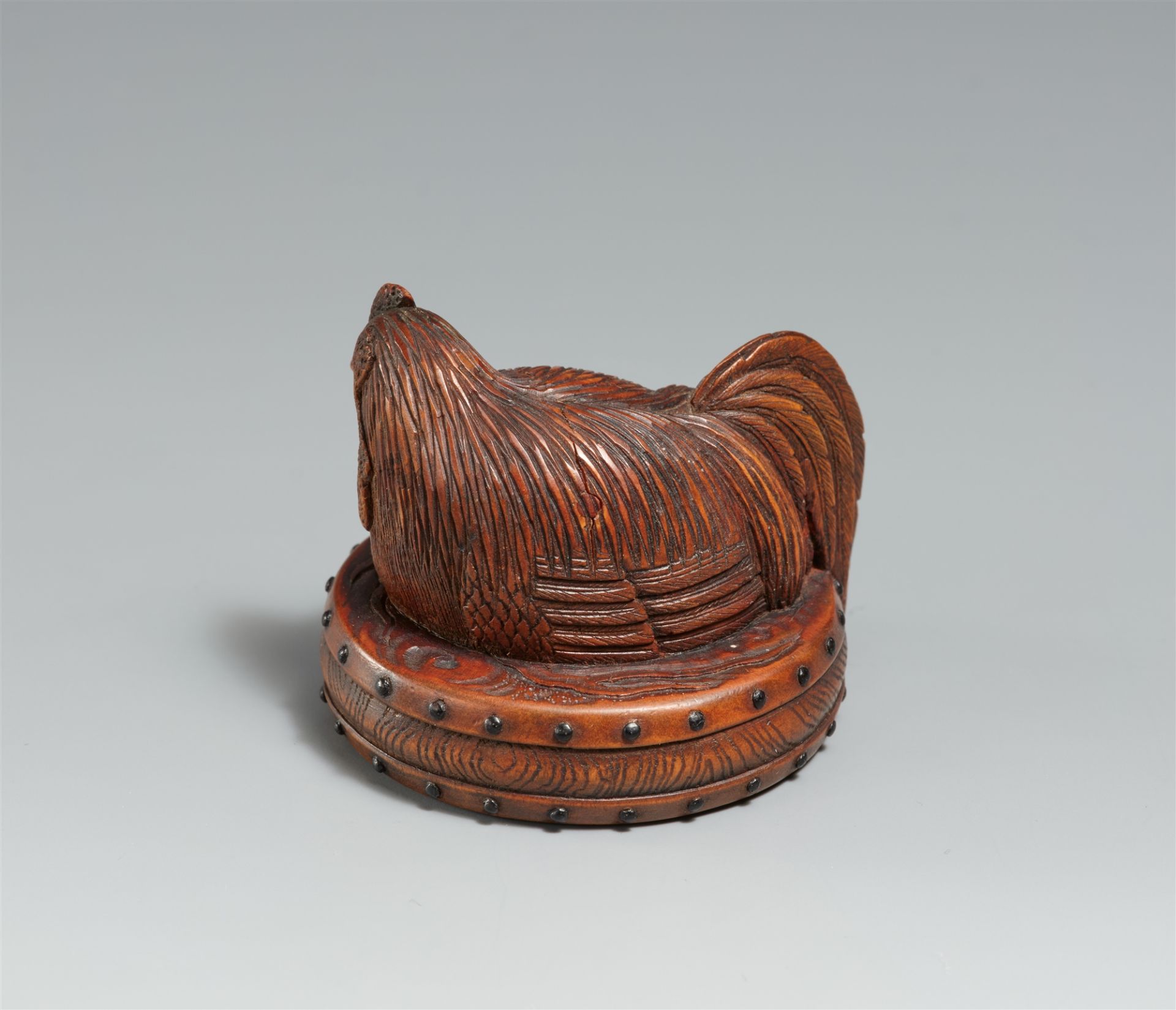 A boxwood netsuke of a large rooster on a flat drum. Second half 19th century - Image 2 of 2